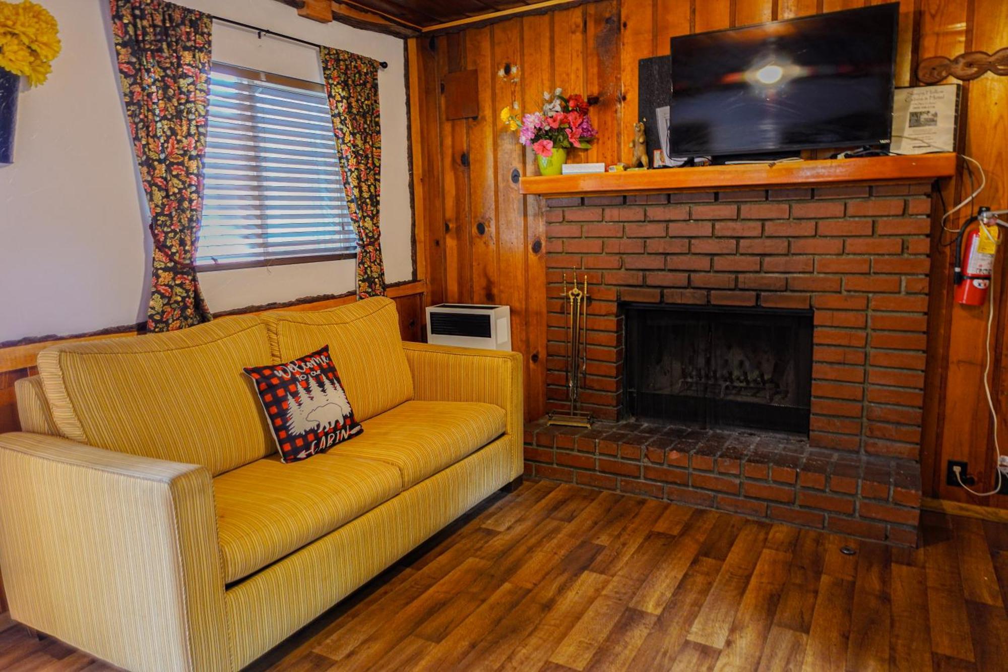 Sleepy Hollow Cabins & Hotel Crestline Екстер'єр фото