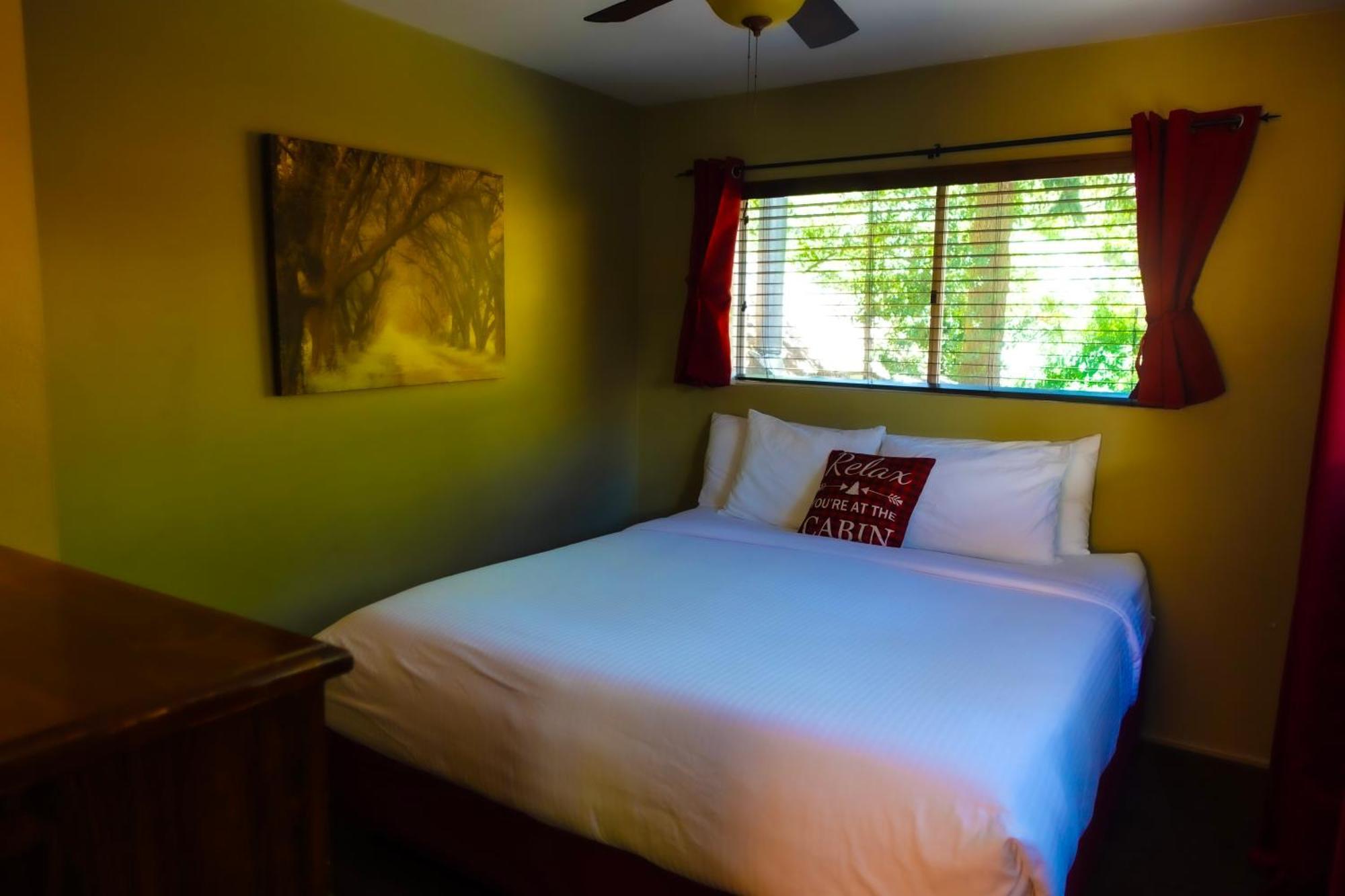 Sleepy Hollow Cabins & Hotel Crestline Екстер'єр фото