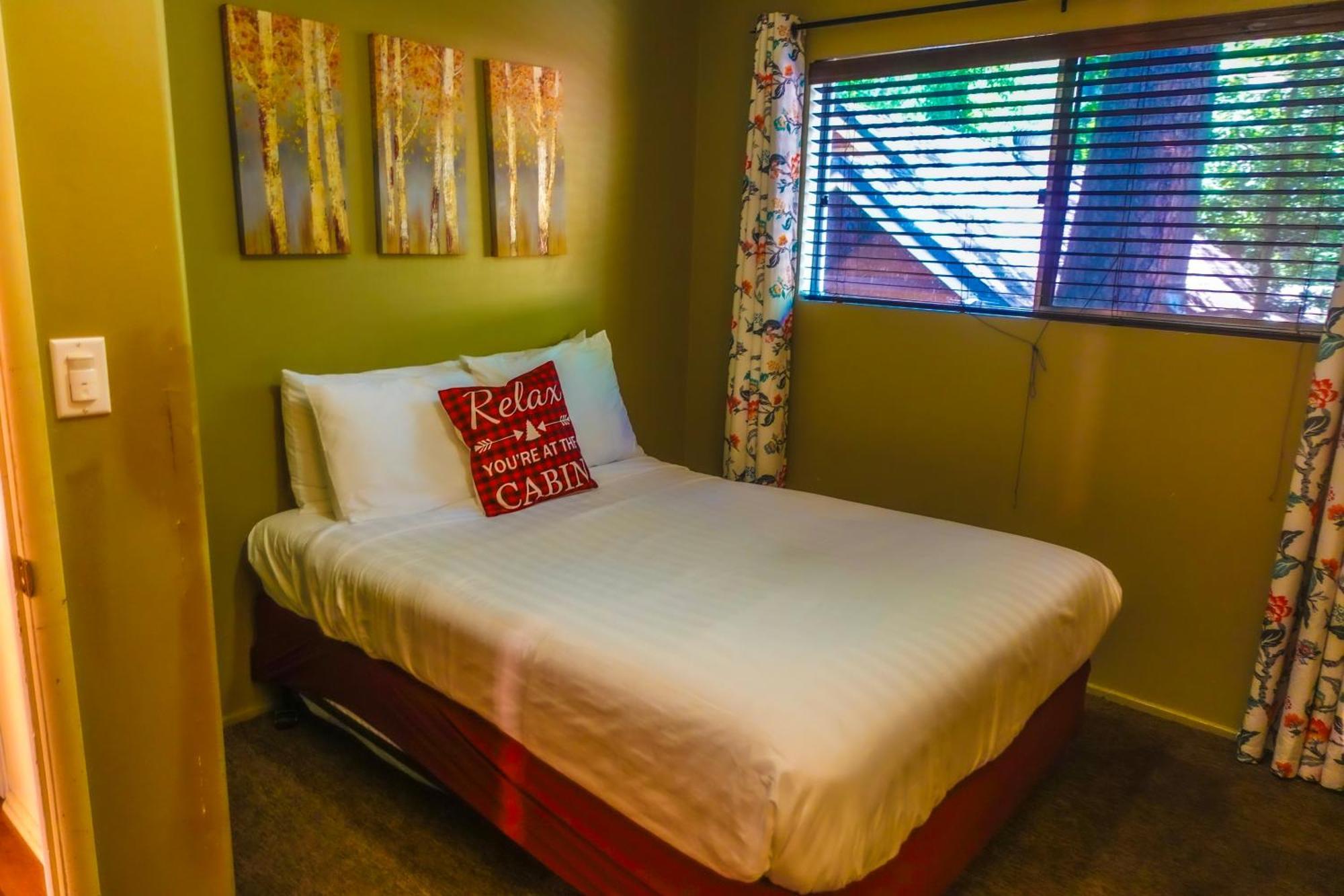 Sleepy Hollow Cabins & Hotel Crestline Екстер'єр фото