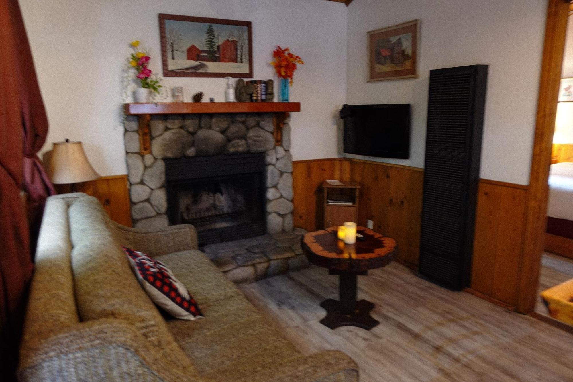 Sleepy Hollow Cabins & Hotel Crestline Екстер'єр фото