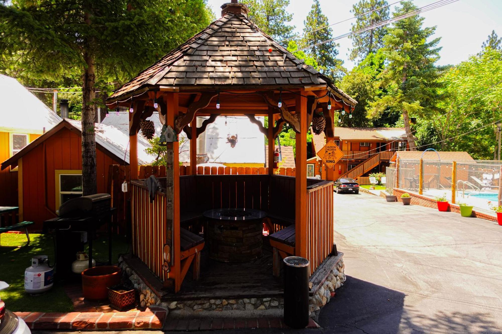 Sleepy Hollow Cabins & Hotel Crestline Екстер'єр фото